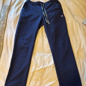 Figs Women’s Yola Scrub Pant in Navy